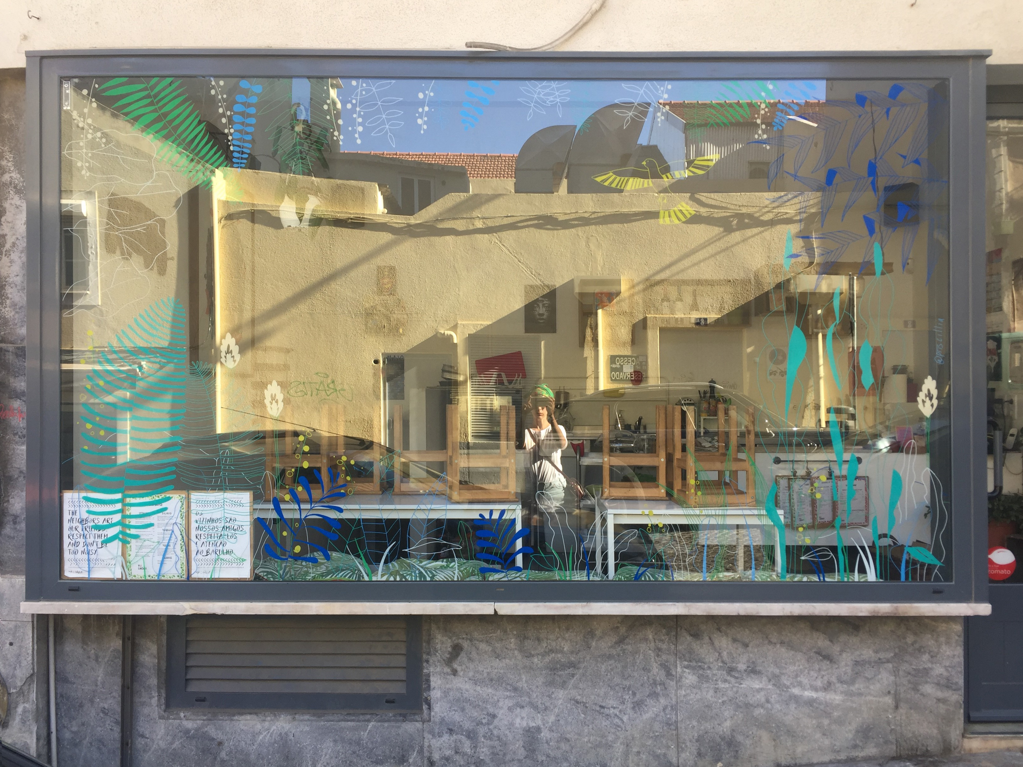 Détail d'une vitrine décorée à Lisbonne